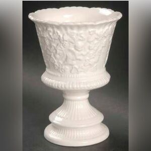 Lefton Renaissance Cherubs Grape Vines Raised On this Elegant Vase
